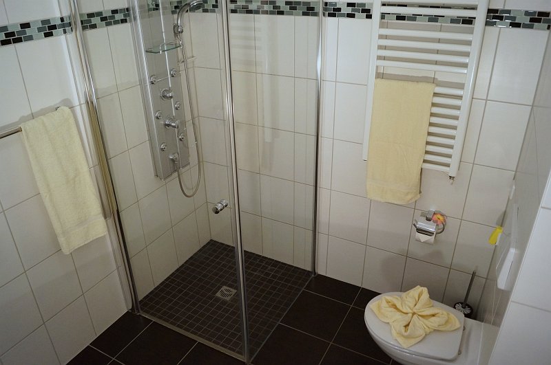 8 Bad mit Dusche
